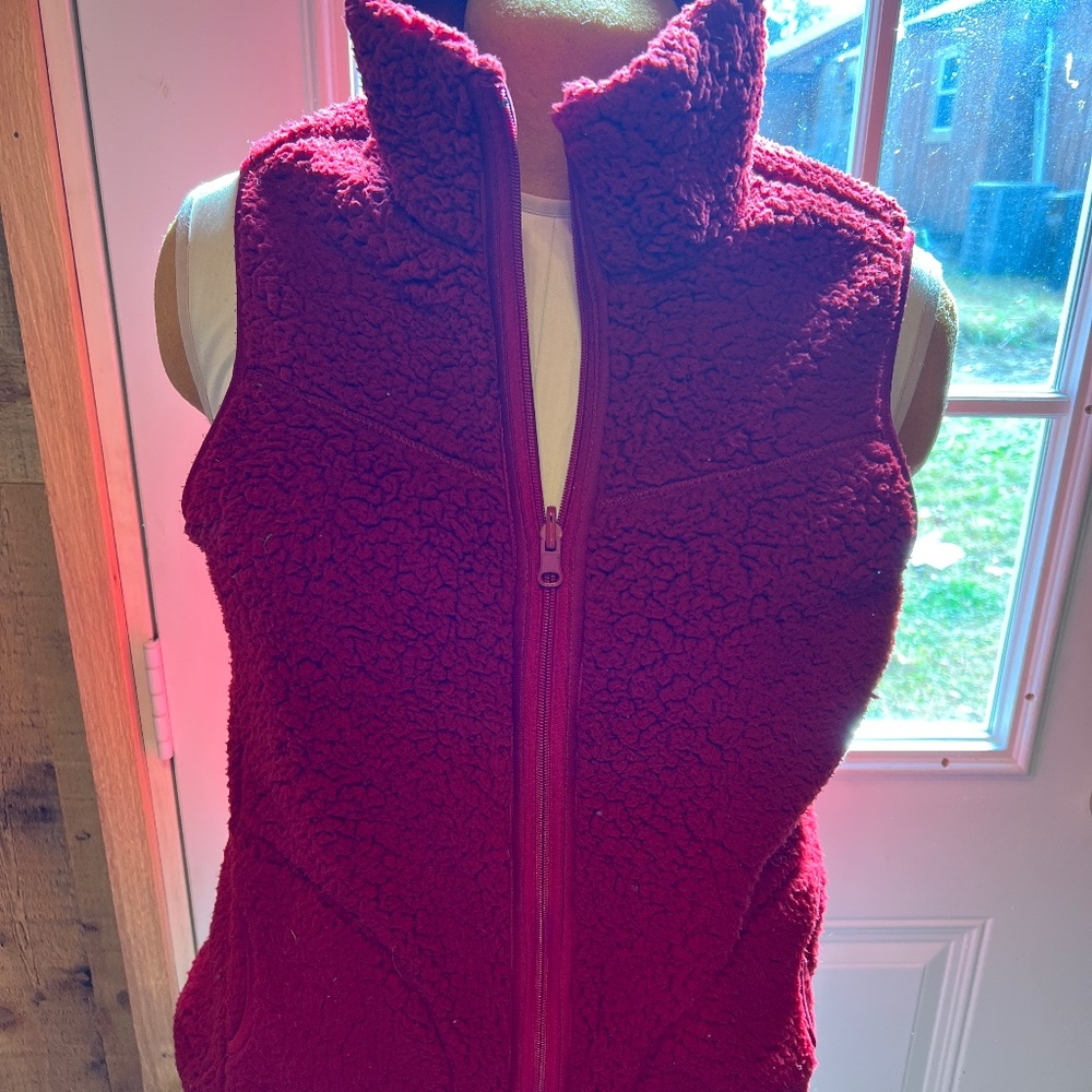 UNISEX WOMENS OR MENS REVERSIBLE RED ZIPPER VEST LARGE